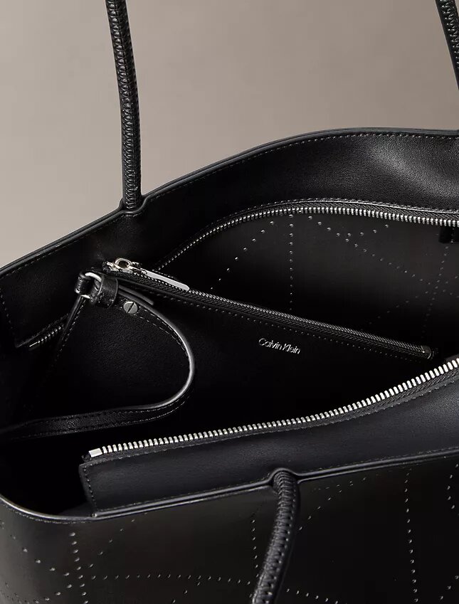 Sac fourre-tout avec logo emblématique perforé Sac fourre-tout avec logo emblématique perforé