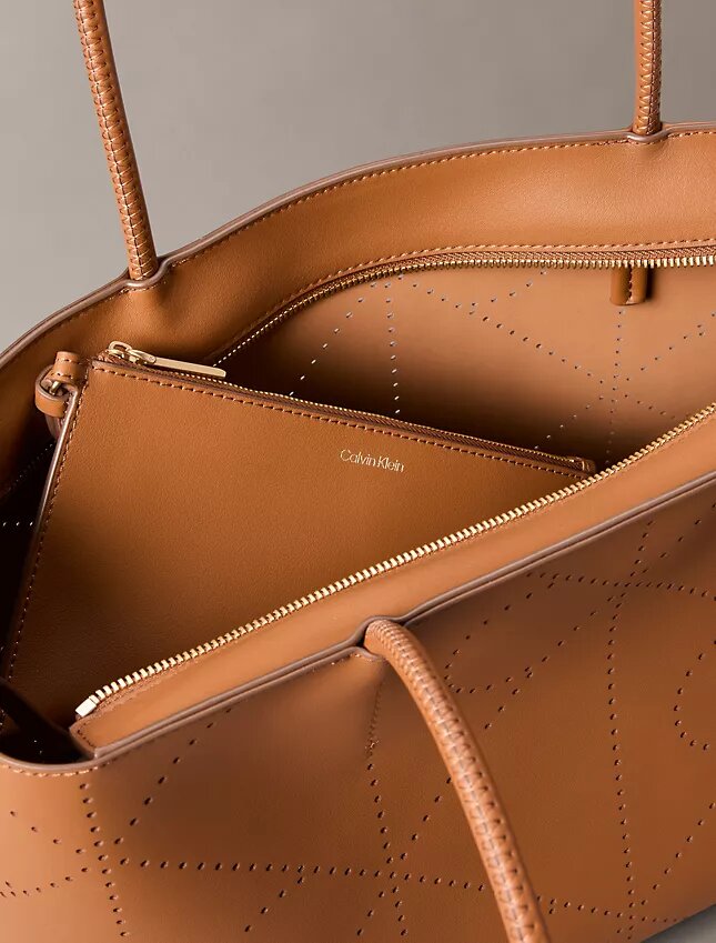Sac fourre-tout avec logo emblématique perforé Sac fourre-tout avec logo emblématique perforé