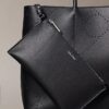 Sac fourre-tout avec logo emblématique perforé Sac fourre-tout avec logo emblématique perforé