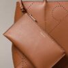 Sac fourre-tout avec logo emblématique perforé Sac fourre-tout avec logo emblématique perforé