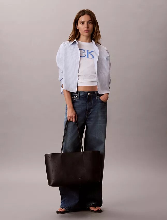 Sac fourre-tout avec logo emblématique perforé Sac fourre-tout avec logo emblématique perforé