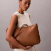 Sac fourre-tout avec logo emblématique perforé Sac fourre-tout avec logo emblématique perforé
