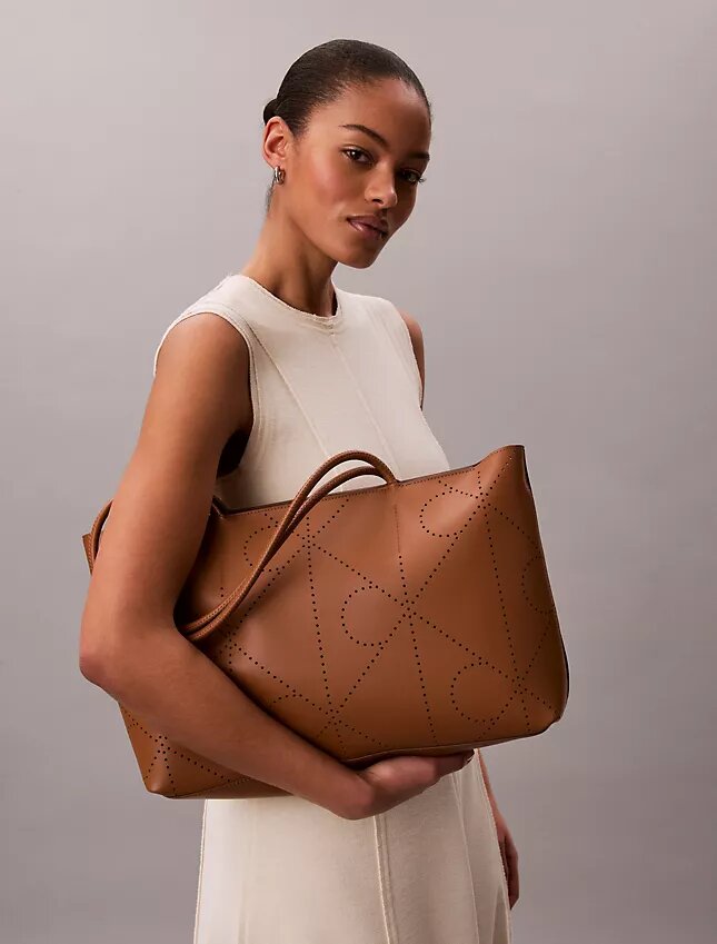 Sac fourre-tout avec logo emblématique perforé Sac fourre-tout avec logo emblématique perforé