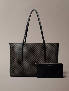 Sac fourre-tout avec logo emblématique sur toute la surface et pochette