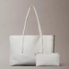 Sac fourre-tout avec logo emblématique sur toute la surface et pochette