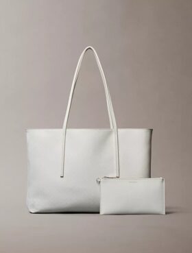 Sac fourre-tout avec logo emblématique sur toute la surface et pochette