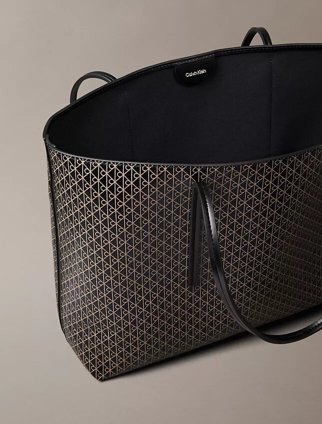Sac fourre-tout avec logo emblématique sur toute la surface et pochette Sac fourre-tout avec logo emblématique sur toute la surface et pochette