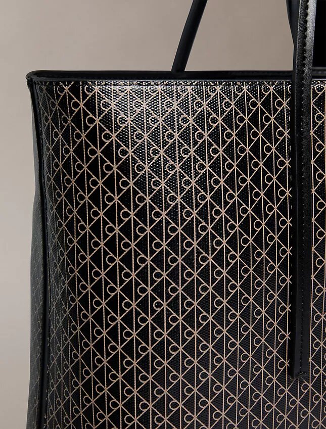 Sac fourre-tout avec logo emblématique sur toute la surface et pochette Sac fourre-tout avec logo emblématique sur toute la surface et pochette