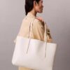 Sac fourre-tout avec logo emblématique sur toute la surface et pochette