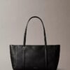 Sac fourre-tout en simili cuir texturé galets avec logo emblématique Sac fourre-tout en simili cuir texturé galets avec logo emblématique