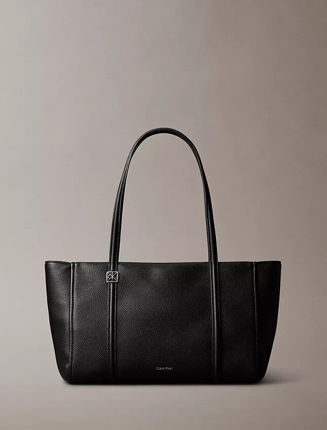 Sac fourre-tout en simili cuir texturé galets avec logo emblématique Sac fourre-tout en simili cuir texturé galets avec logo emblématique
