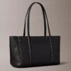 Sac fourre-tout en simili cuir texturé galets avec logo emblématique Sac fourre-tout en simili cuir texturé galets avec logo emblématique