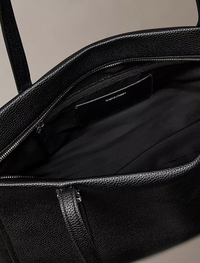 Sac fourre-tout en simili cuir texturé galets avec logo emblématique Sac fourre-tout en simili cuir texturé galets avec logo emblématique