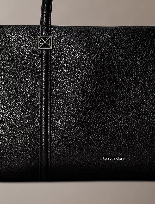 Sac fourre-tout en simili cuir texturé galets avec logo emblématique Sac fourre-tout en simili cuir texturé galets avec logo emblématique
