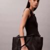Sac fourre-tout en simili cuir texturé galets avec logo emblématique Sac fourre-tout en simili cuir texturé galets avec logo emblématique