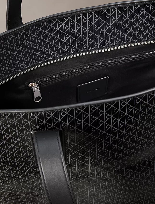 Sac fourre-tout orné du logo emblématique sur toute la surface Sac fourre-tout orné du logo emblématique sur toute la surface