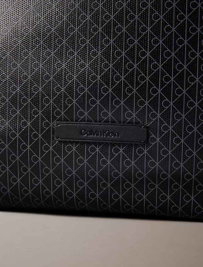 Sac fourre-tout orné du logo emblématique sur toute la surface Sac fourre-tout orné du logo emblématique sur toute la surface