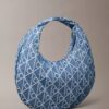 Sac hobo en Denim avec logo emblématique sur toute la surface Sac hobo en Denim avec logo emblématique sur toute la surface