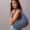 Sac hobo en Denim avec logo emblématique sur toute la surface Sac hobo en Denim avec logo emblématique sur toute la surface