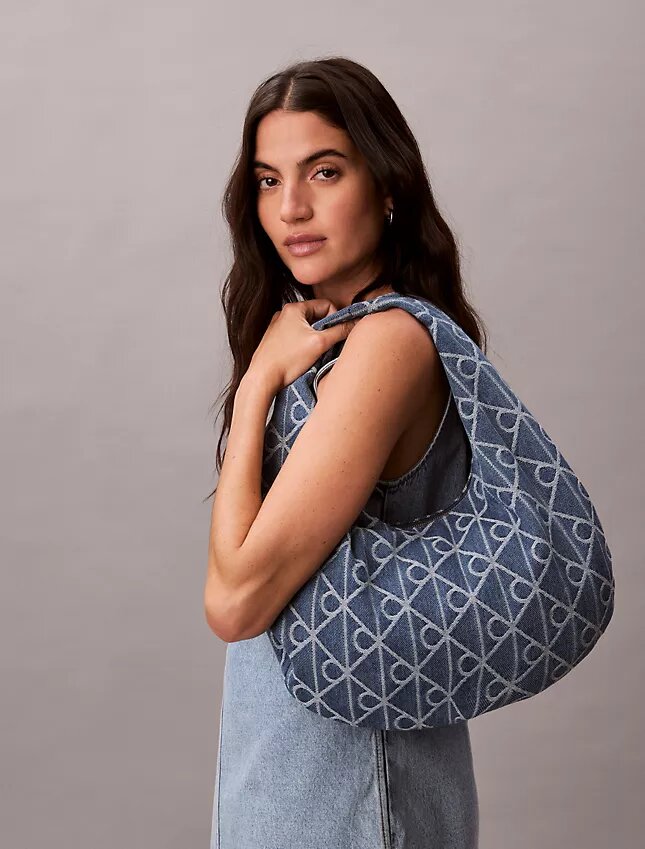 Sac hobo en Denim avec logo emblématique sur toute la surface Sac hobo en Denim avec logo emblématique sur toute la surface