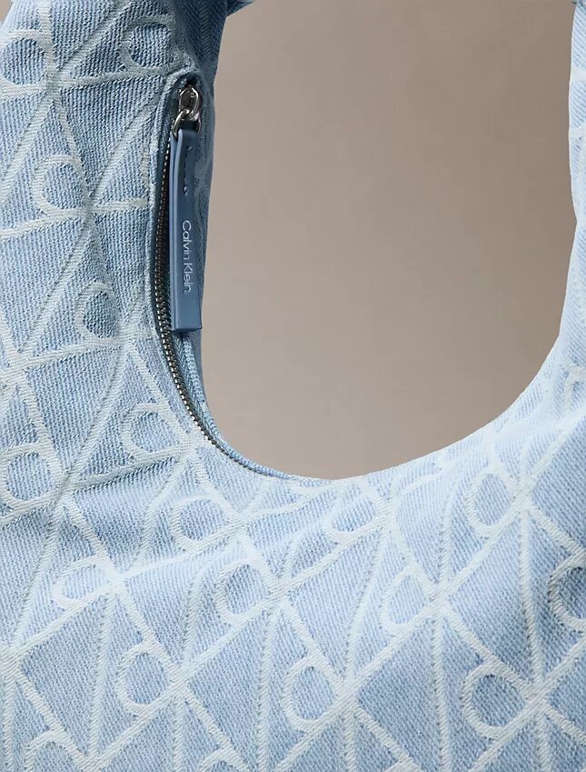 Sac hobo en Denim avec logo emblématique sur toute la surface Sac hobo en Denim avec logo emblématique sur toute la surface