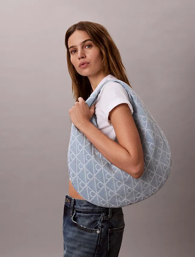 Sac hobo en Denim avec logo emblématique sur toute la surface Sac hobo en Denim avec logo emblématique sur toute la surface