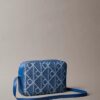 Sac photo en Denim avec logo emblématique sur toute la surface Sac photo en Denim avec logo emblématique sur toute la surface