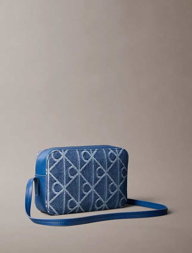 Sac photo en Denim avec logo emblématique sur toute la surface Sac photo en Denim avec logo emblématique sur toute la surface