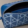 Sac photo en Denim avec logo emblématique sur toute la surface Sac photo en Denim avec logo emblématique sur toute la surface
