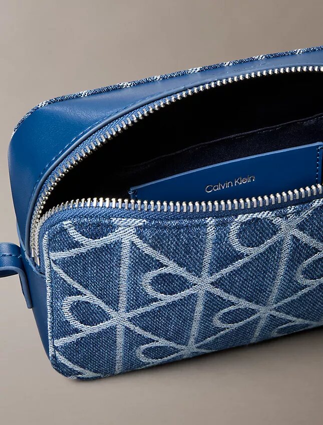 Sac photo en Denim avec logo emblématique sur toute la surface Sac photo en Denim avec logo emblématique sur toute la surface