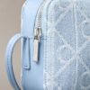 Sac photo en Denim avec logo emblématique sur toute la surface Sac photo en Denim avec logo emblématique sur toute la surface