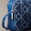 Sac photo en Denim avec logo emblématique sur toute la surface Sac photo en Denim avec logo emblématique sur toute la surface