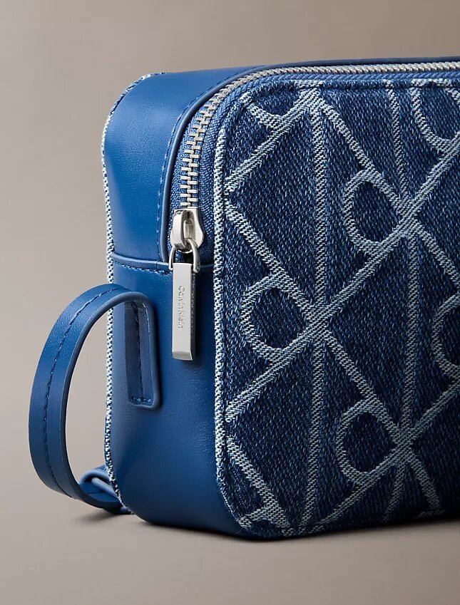 Sac photo en Denim avec logo emblématique sur toute la surface Sac photo en Denim avec logo emblématique sur toute la surface