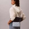 Sac photo en Denim avec logo emblématique sur toute la surface Sac photo en Denim avec logo emblématique sur toute la surface