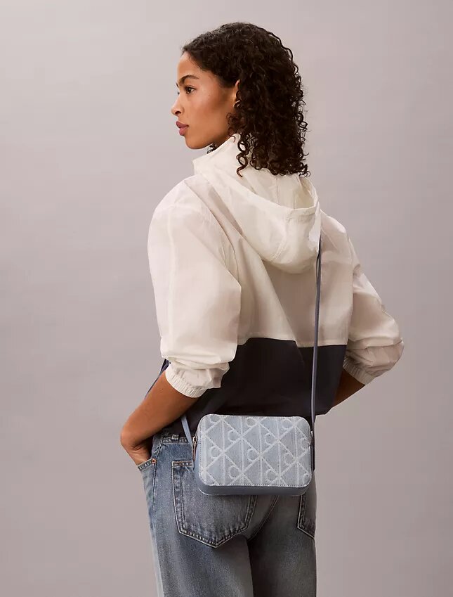 Sac photo en Denim avec logo emblématique sur toute la surface Sac photo en Denim avec logo emblématique sur toute la surface