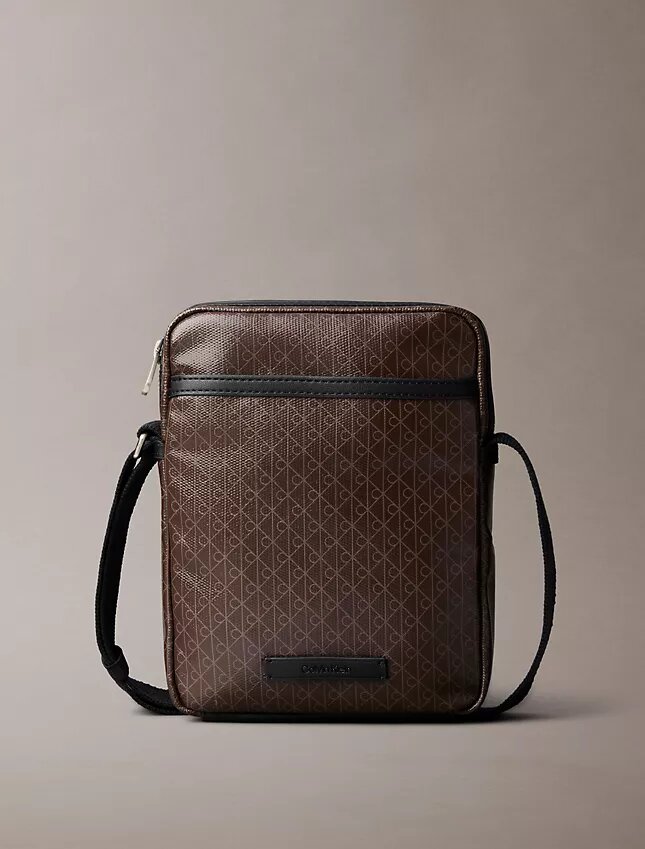 Sac reporter avec logo emblématique sur toute la surface Sac reporter avec logo emblématique sur toute la surface