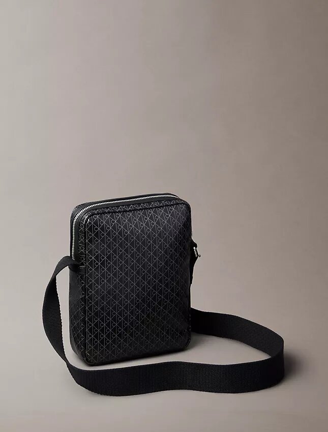 Sac reporter avec logo emblématique sur toute la surface Sac reporter avec logo emblématique sur toute la surface