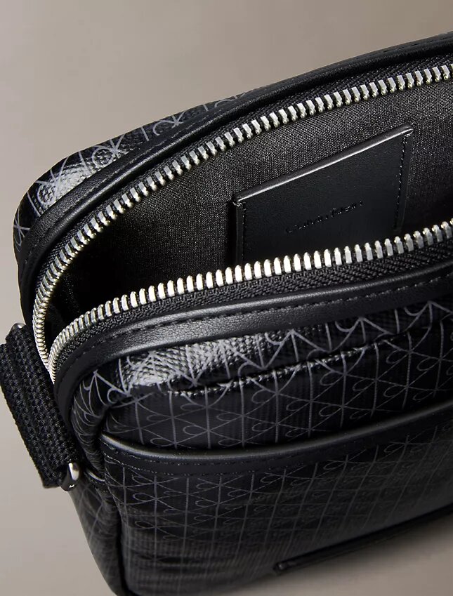 Sac reporter avec logo emblématique sur toute la surface Sac reporter avec logo emblématique sur toute la surface