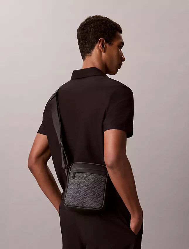 Sac reporter avec logo emblématique sur toute la surface Sac reporter avec logo emblématique sur toute la surface
