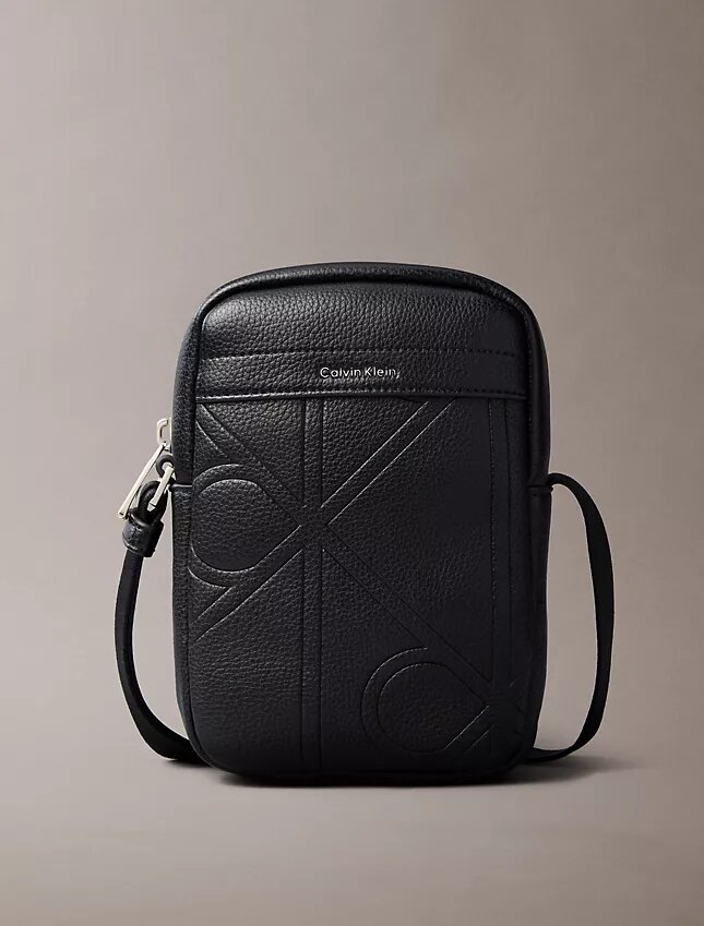 Sac reporter fin avec logo en relief sur toute la surface Sac reporter fin avec logo en relief sur toute la surface