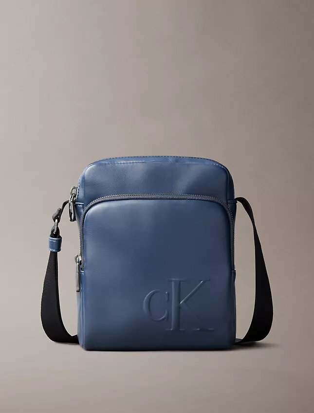 Sac reporter à poche zippée et Monogram en relief Sac reporter à poche zippée et Monogram en relief
