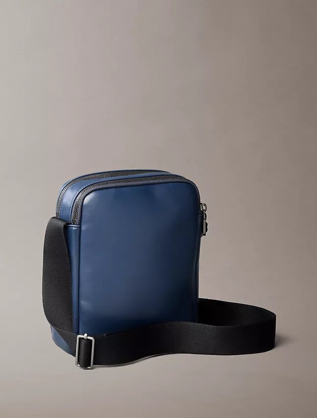Sac reporter à poche zippée et Monogram en relief Sac reporter à poche zippée et Monogram en relief