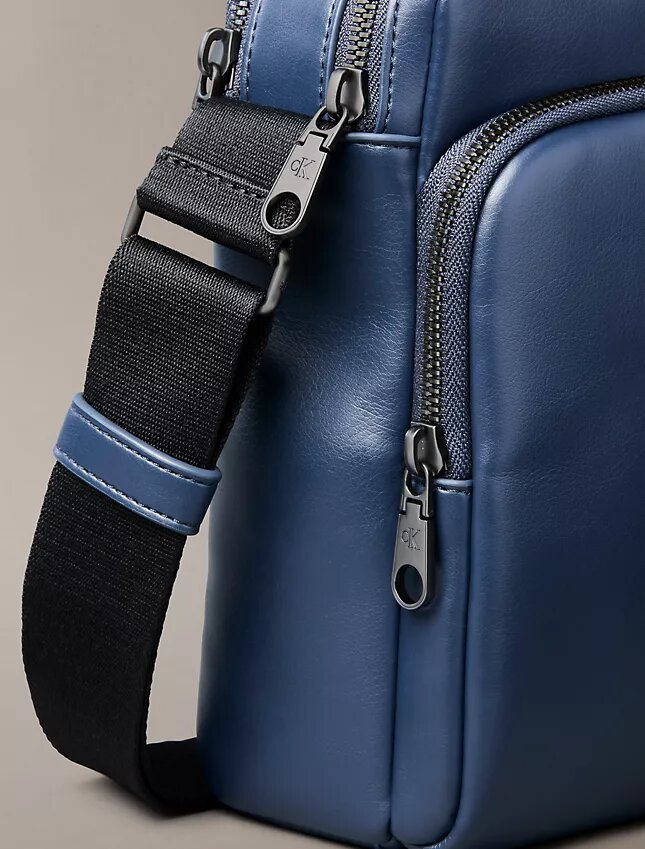 Sac reporter à poche zippée et Monogram en relief Sac reporter à poche zippée et Monogram en relief