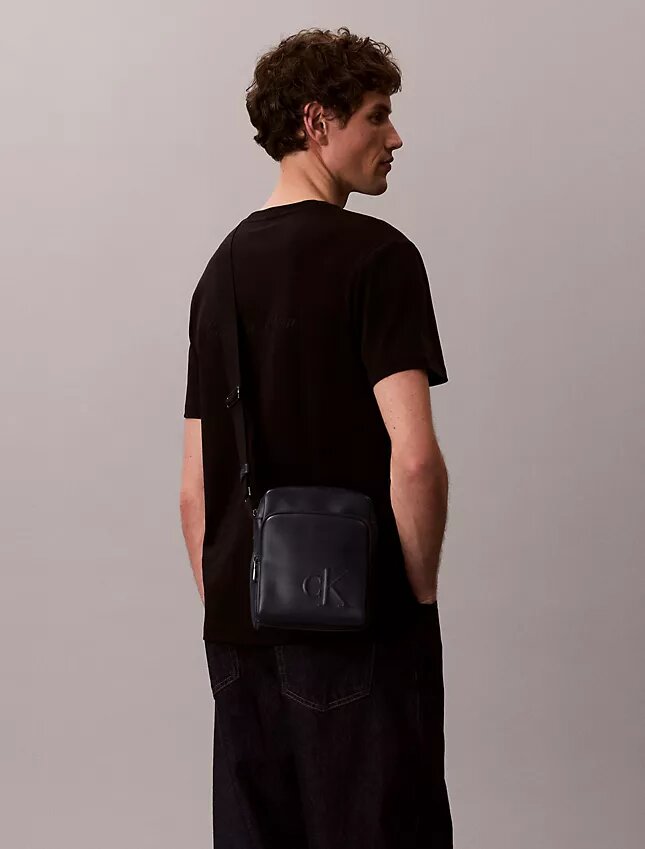 Sac reporter à poche zippée et Monogram en relief Sac reporter à poche zippée et Monogram en relief