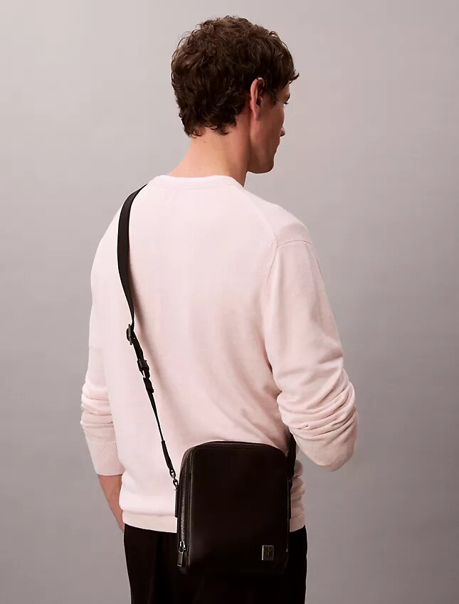 Sac reporter slim avec logo emblématique Sac reporter slim avec logo emblématique