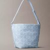 Sac seau en Denim avec logo emblématique sur toute la surface Sac seau en Denim avec logo emblématique sur toute la surface