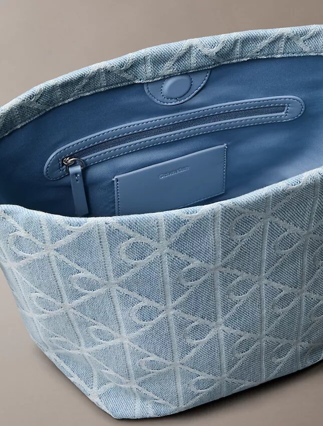 Sac seau en Denim avec logo emblématique sur toute la surface Sac seau en Denim avec logo emblématique sur toute la surface