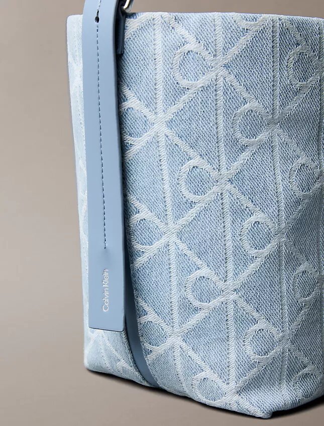 Sac seau en Denim avec logo emblématique sur toute la surface Sac seau en Denim avec logo emblématique sur toute la surface