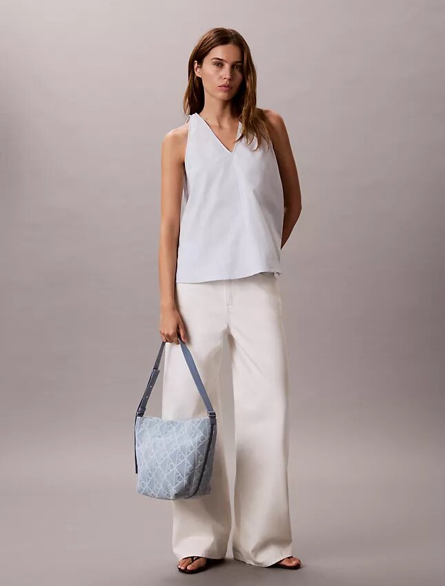 Sac seau en Denim avec logo emblématique sur toute la surface Sac seau en Denim avec logo emblématique sur toute la surface