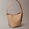 Sac seau en jacquard avec logo emblématique sur toute la surface et pochette Sac seau en jacquard avec logo emblématique sur toute la surface et pochette